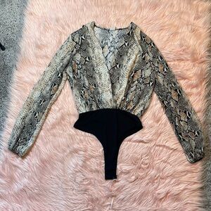 Windsor Keep It Wild Snakeskin Low Cut Woman’s Long Sleeve Bodysuit Size‎ Medium